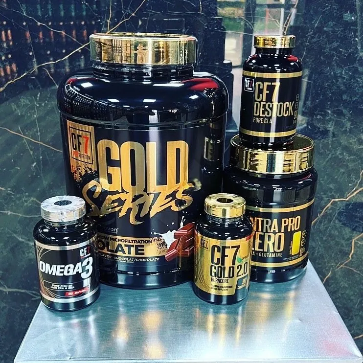 Whey Gold Series, Oméga 3, Destock et Intra Pro Zero de CF7 sur un présentoir.
